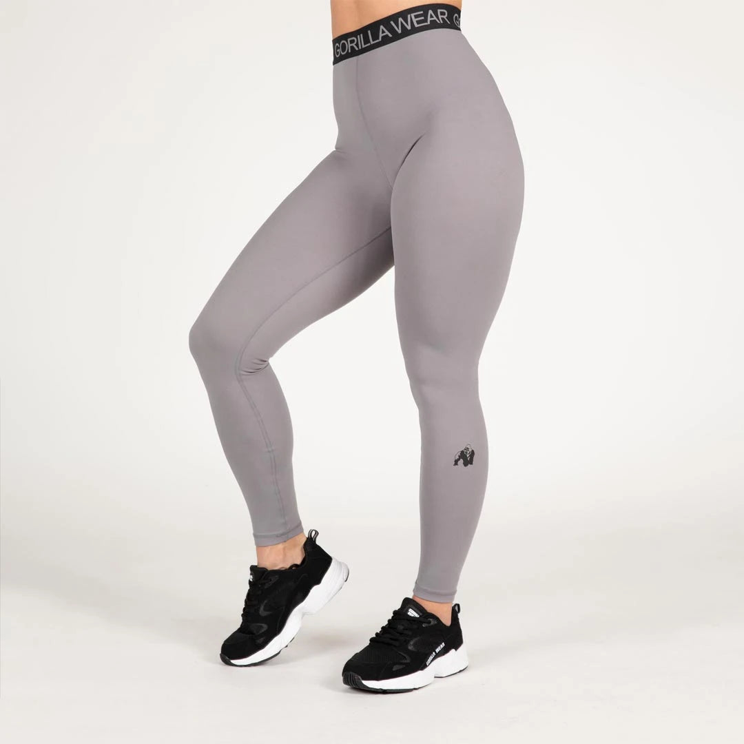 Gorilla Wear Colby Leggings Grey är grå träningstights med svart elastisk midja och liten logotyp på benet., bild 4 av 6
