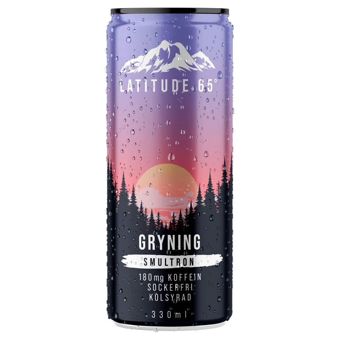 Latitude 65 330 ml i en lila och svart burk med naturmotiv och vattendroppar för smaken Gryning Smultron.