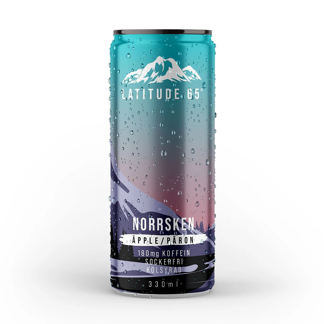 Latitude 65 330 ml energidryck med smaken Norrsken (Äpple/Päron) i en kyld blå-lila aluminiumburk med fjällmotiv.
