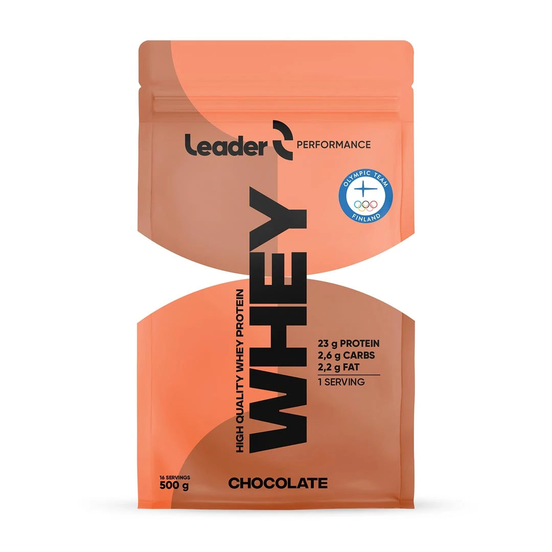 Leader Performance Whey Protein 500 g vassleproteinkoncentrat i en orange påse med chokladsmak.
