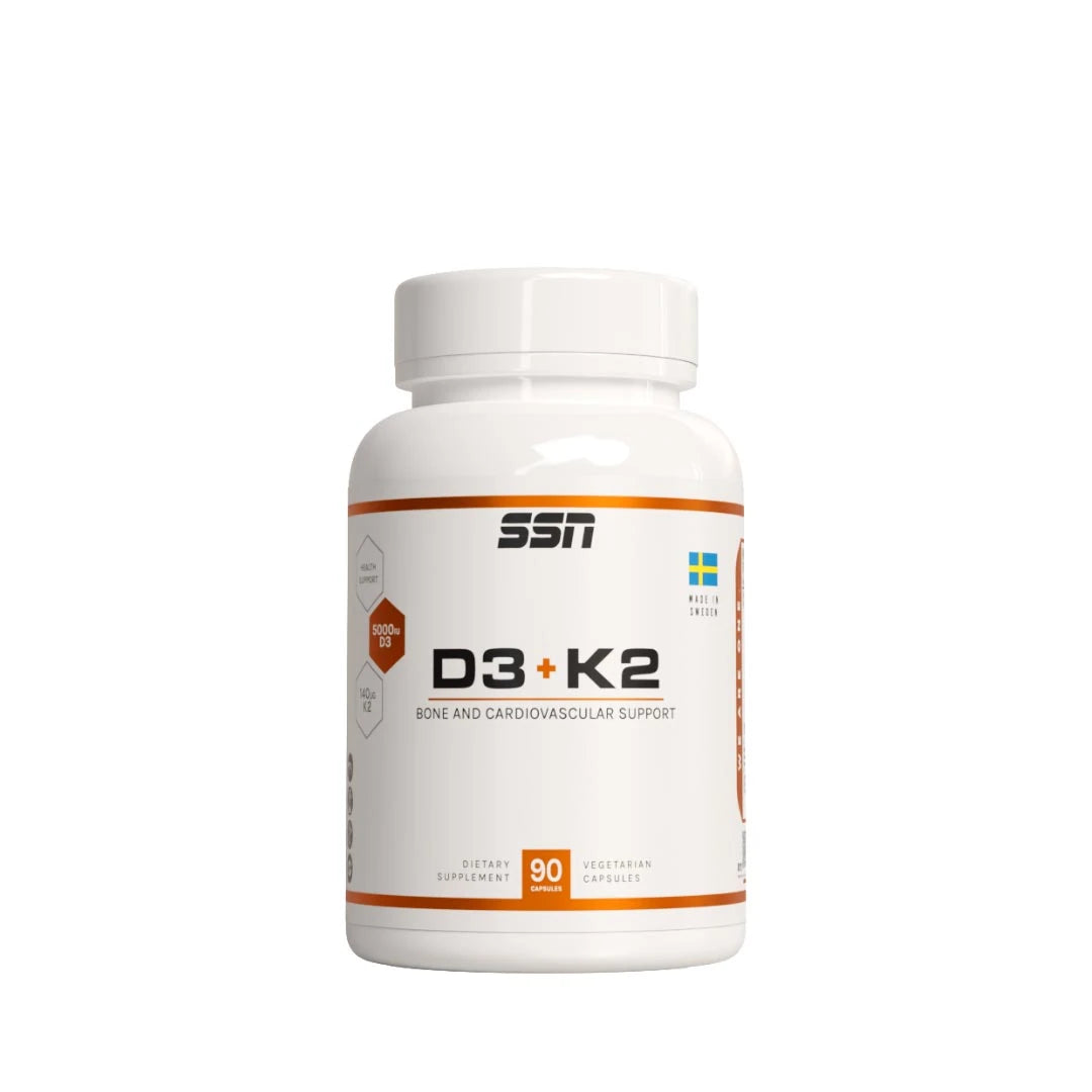 SSN D3 + K2 90 caps vitamintillskott i kapselform, vit burk med orangea och svarta detaljer.
