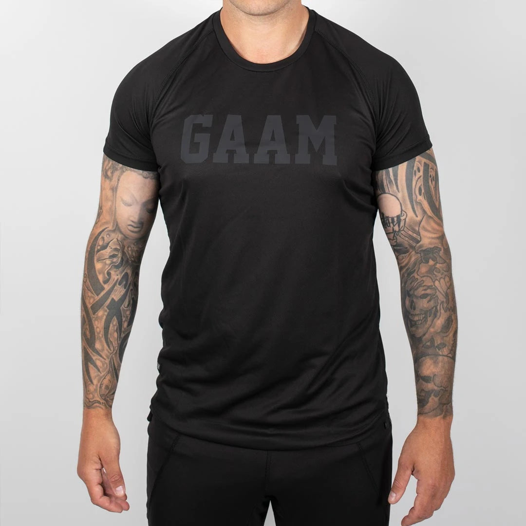 GAAM Pro Tech Logo Tee Black, en svart tränings-t-shirt i funktionsmaterial med stort GAAM-tryck på bröstet., bild 1 av 1