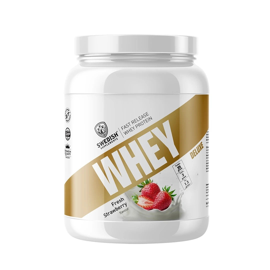 Swedish Supplements Whey Protein Deluxe 900 g proteinpulver i en vit burk med gulddetaljer och smaken Fresh Strawberry.