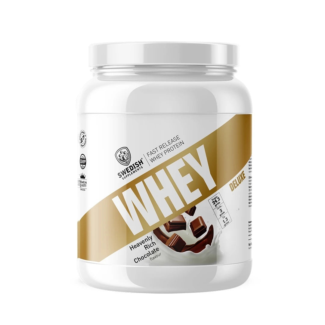 Swedish Supplements Whey Protein Deluxe 900 g proteinpulver i en vit burk med gulddetaljer för smaken Heavenly Rich Chocolate., bild 1 av 4