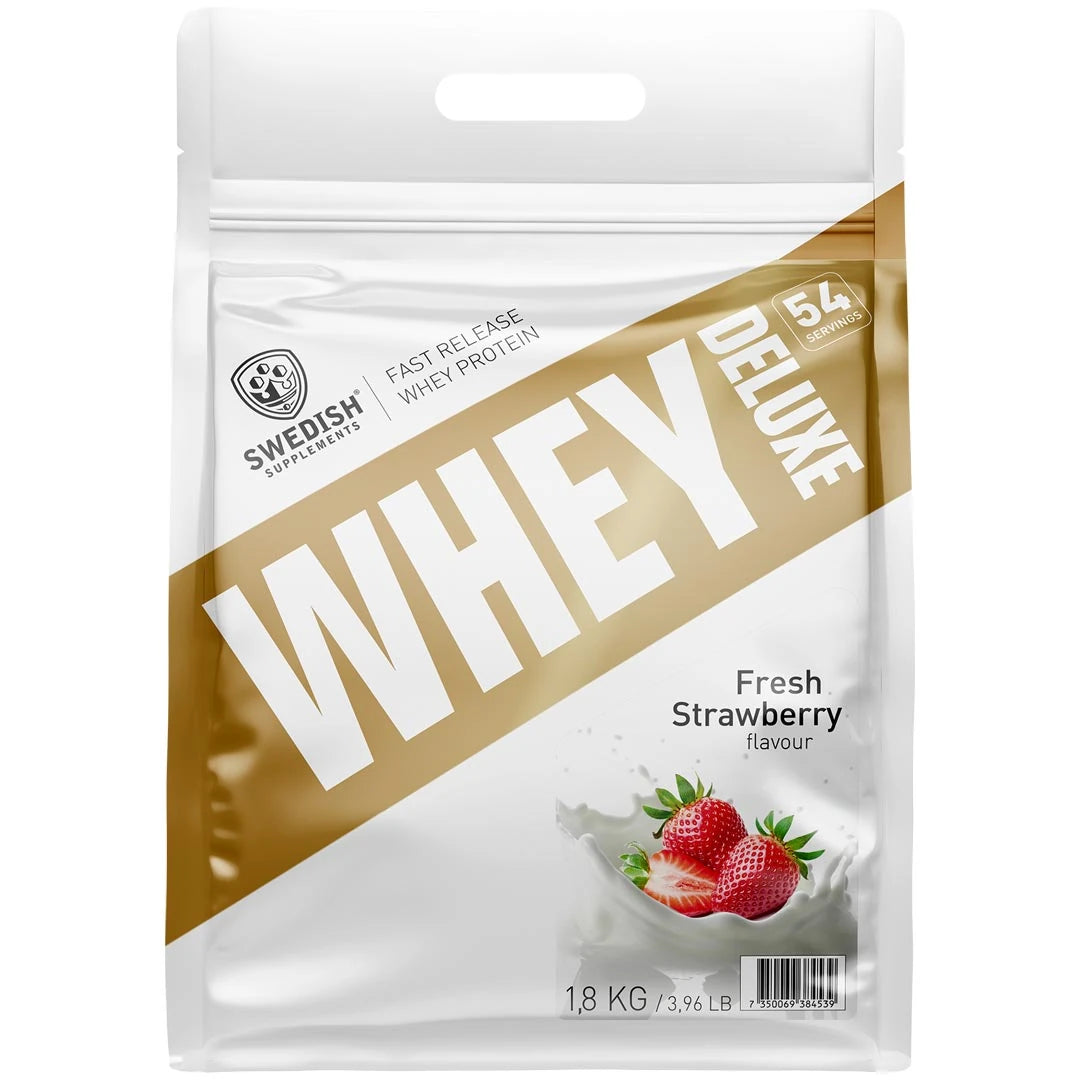 Swedish Supplements Whey Protein Deluxe 1,8 kg vassleprotein i en vit påse med guldfärgade detaljer för smaken Fresh Strawberry., bild 2 av 3
