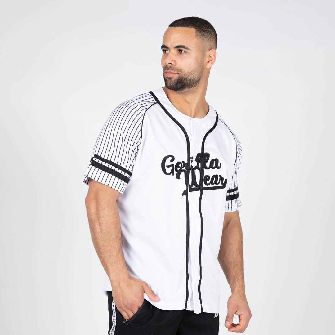 Gorilla Wear 82 Baseball Jersey White i polyester med svarta randiga raglanärmar och broderad logotyp.