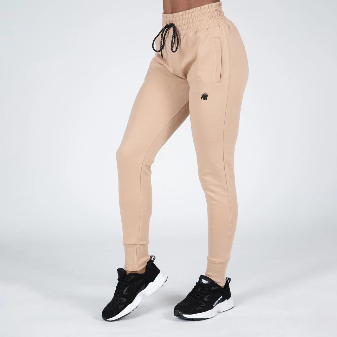 Gorilla Wear Marion Sweatpants beige är mjuka träningsbyxor med svart dragsnöre och logotyp på benet., bild 6 av 6