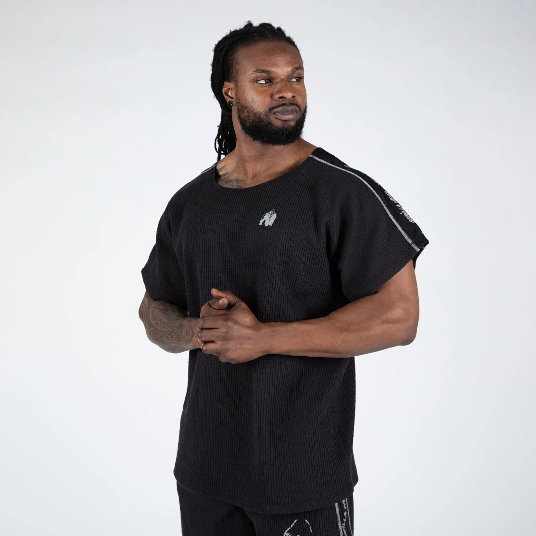 Gorilla Wear Buffalo Old School Workout Top black/grey, en svart ribbstickad t-shirt med oversized fit på en modell., bild 4 av 5