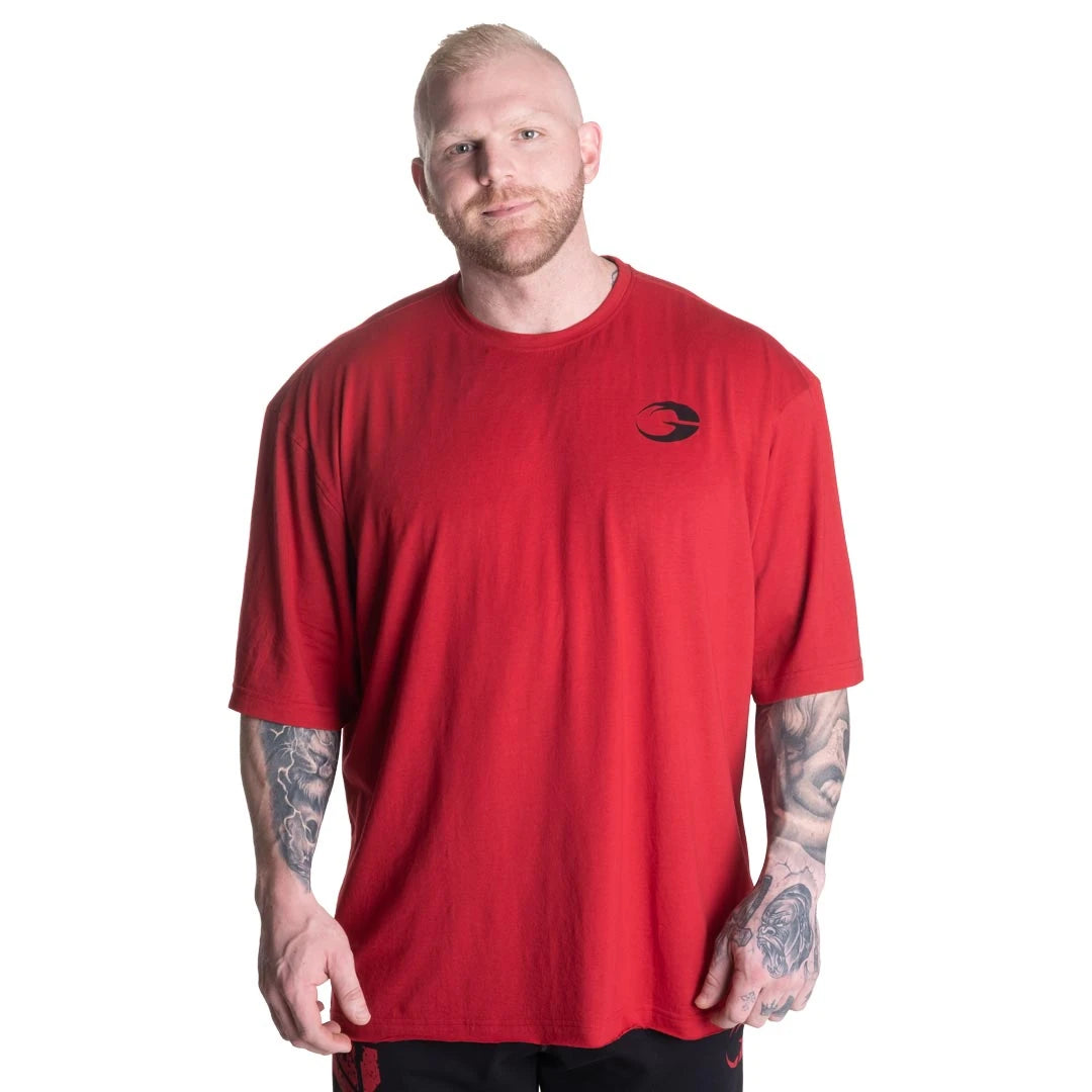 GASP Division Iron Tee Chili Red, en röd oversized tränings-t-shirt för herr med liten svart logga på vänster bröst.