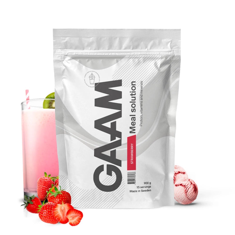 GAAM Meal Solution 900 g måltidsersättning i en vit påse för smaken Strawberry, bredvid en rosa shake och jordgubbar.