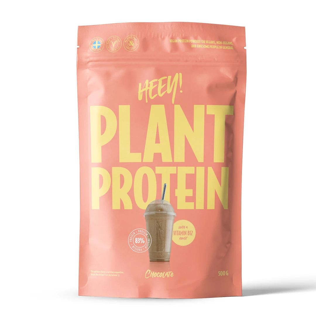 Heey! Veganskt Protein 500 g i en ljusrosa påse med gula detaljer för smaken Choklad.