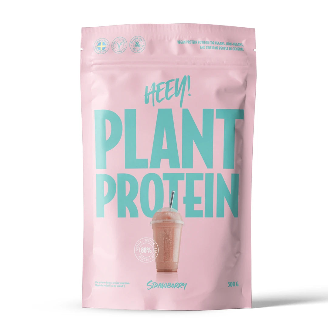 Heey! Veganskt Protein 500 g proteinpulver i en ljusrosa påse med turkos text för smaken Jordgubb.