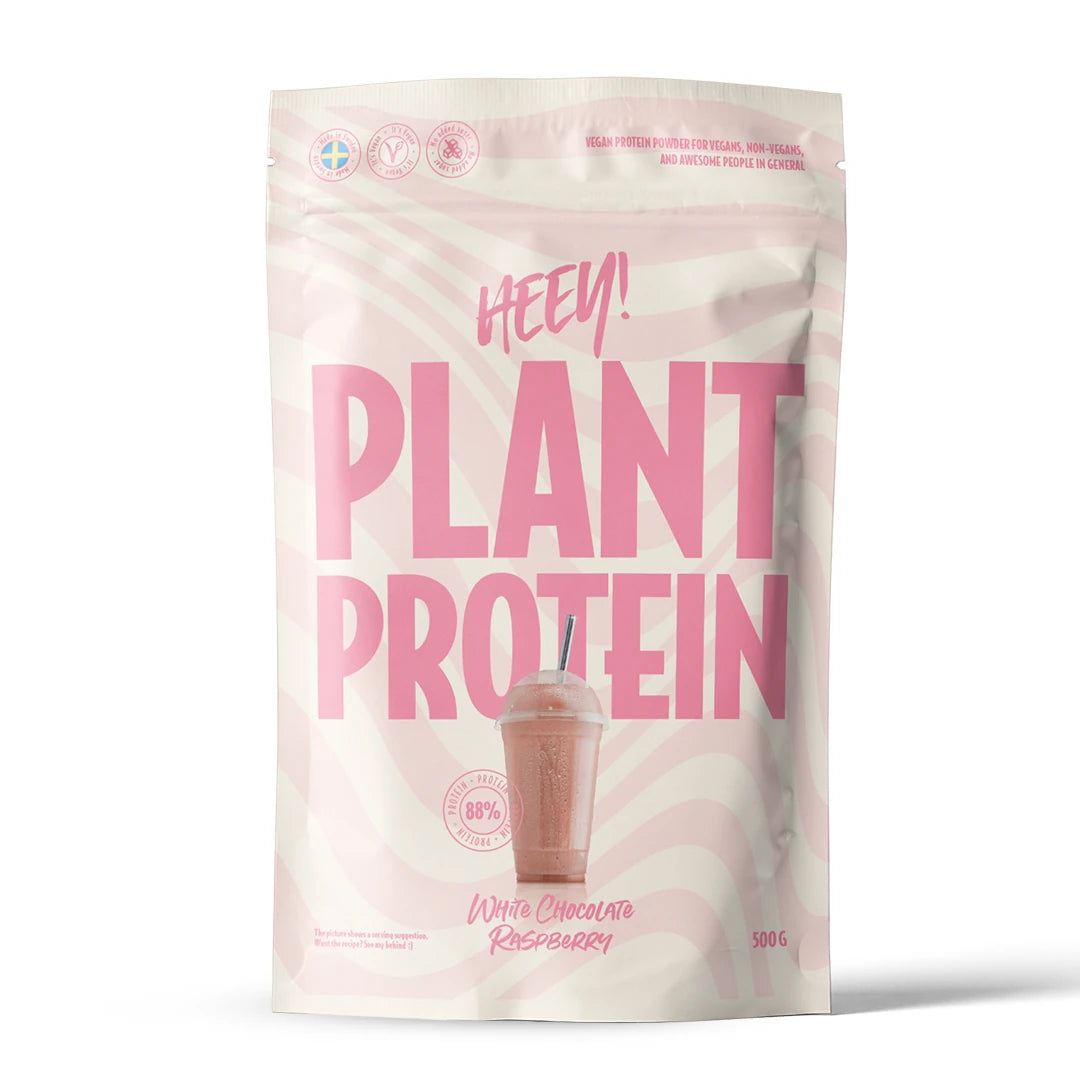 Heey! Veganskt Protein 500 g proteinpulver i en ljus påse med rosa text för smaken White Chocolate Raspberry.