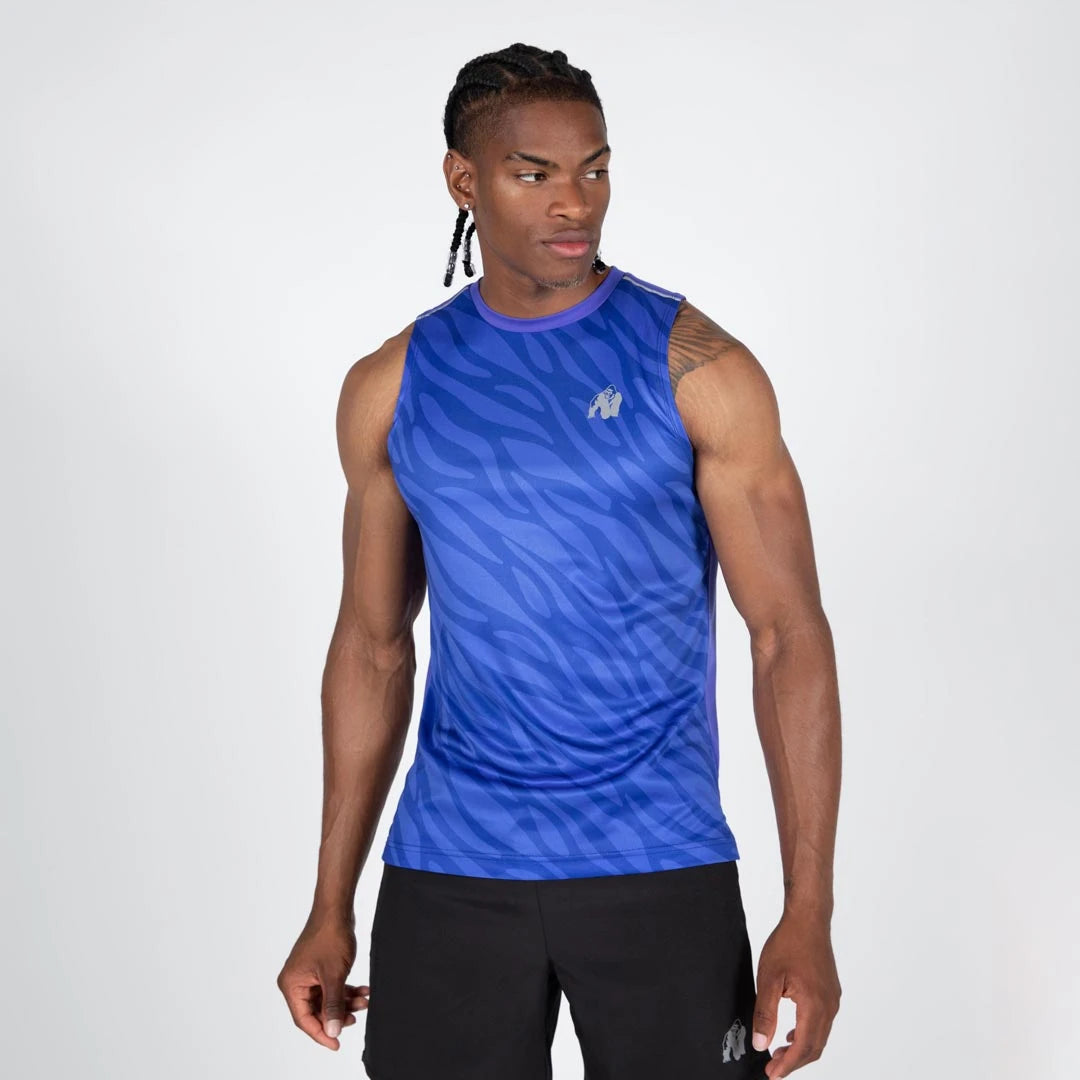 Gorilla Wear Washington Tank Top Blue, ett blått mönstrat träningslinne i polyester buret av en manlig modell., bild 7 av 8