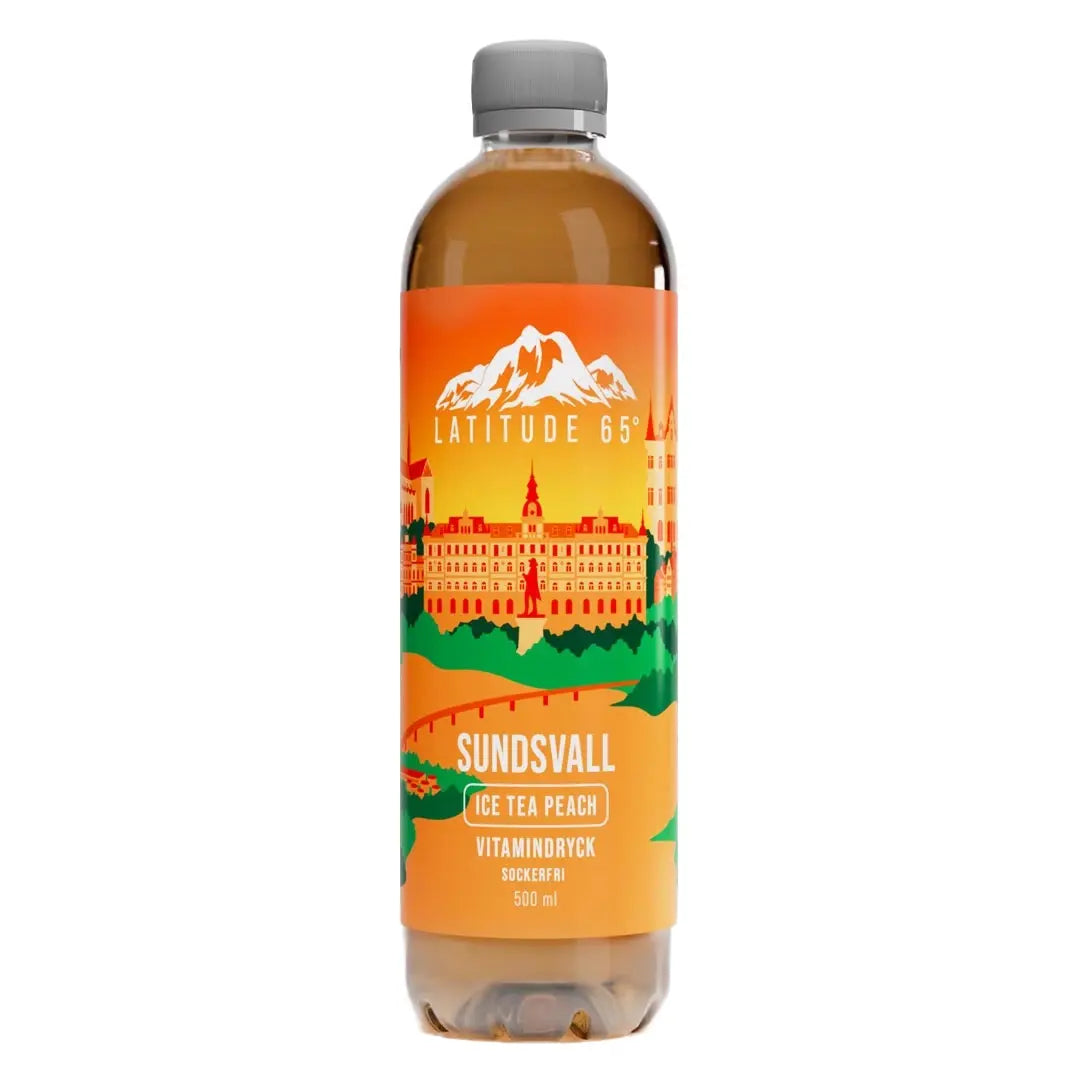 Latitude 65 Vitamindryck 500 ml i en genomskinlig flaska med färgglad etikett för smaken Sundsvall Ice Tea Peach.