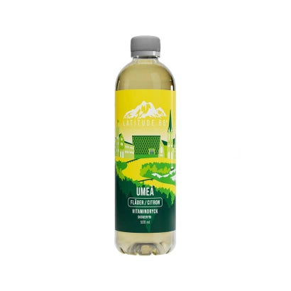 Latitude 65 Vitamindryck 500 ml i en genomskinlig flaska med gulgrön etikett för smaken Umeå Fläder Citron.