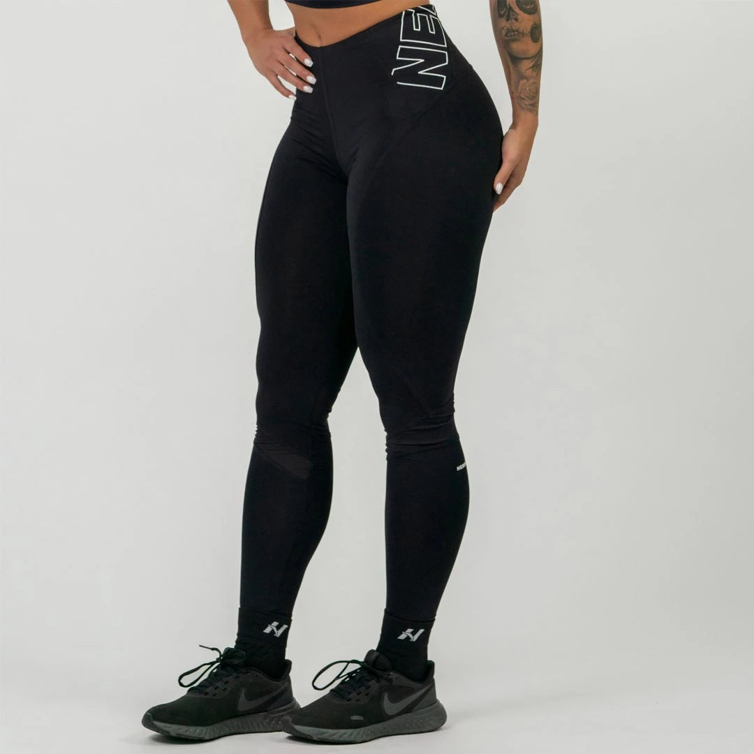 NEBBIA FIT Active High Waist Leggings Black, svarta träningstights med hög midja och vit logga på en modell., bild 5 av 5