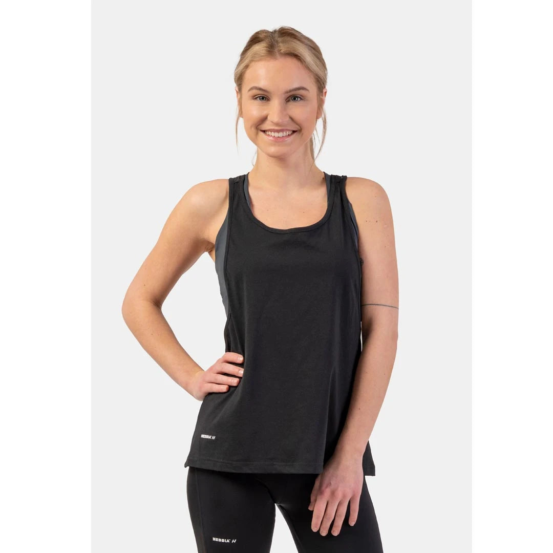 NEBBIA Sleeveless Loose Cross Back Tank Top Feeling Good Black, ett svart bomullslinne med lös passform på en modell., bild 3 av 4