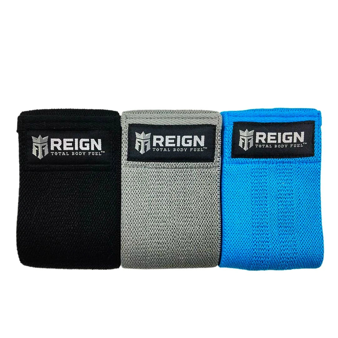 Reign - kit med träningsband i tre färger: svart, grå och blå, alla med Reign-logotypen framtill.