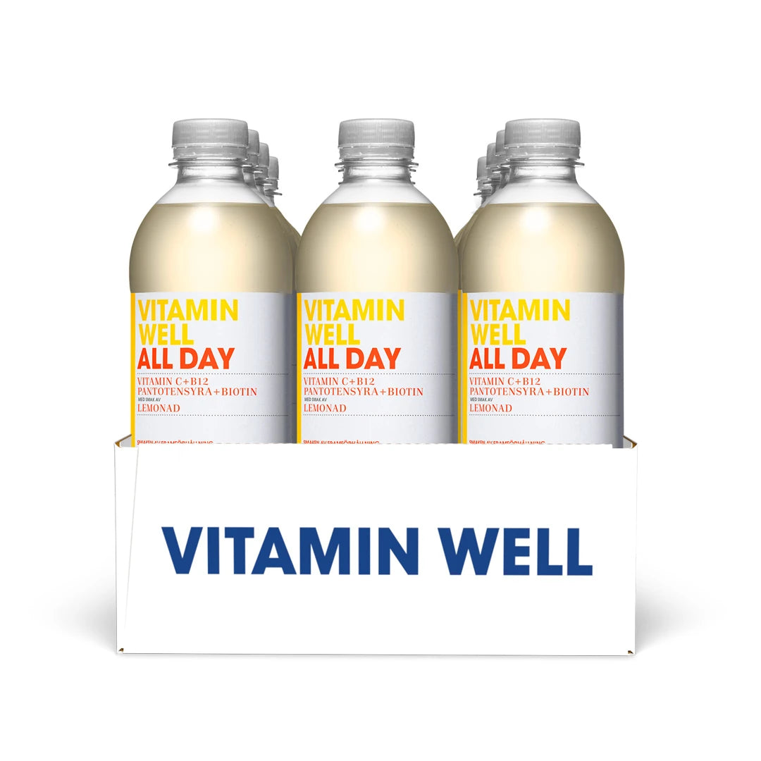 12 x Vitamin Well 500 ml All day i en vit kartong med genomskinliga flaskor och vita etiketter med gula och röda detaljer.