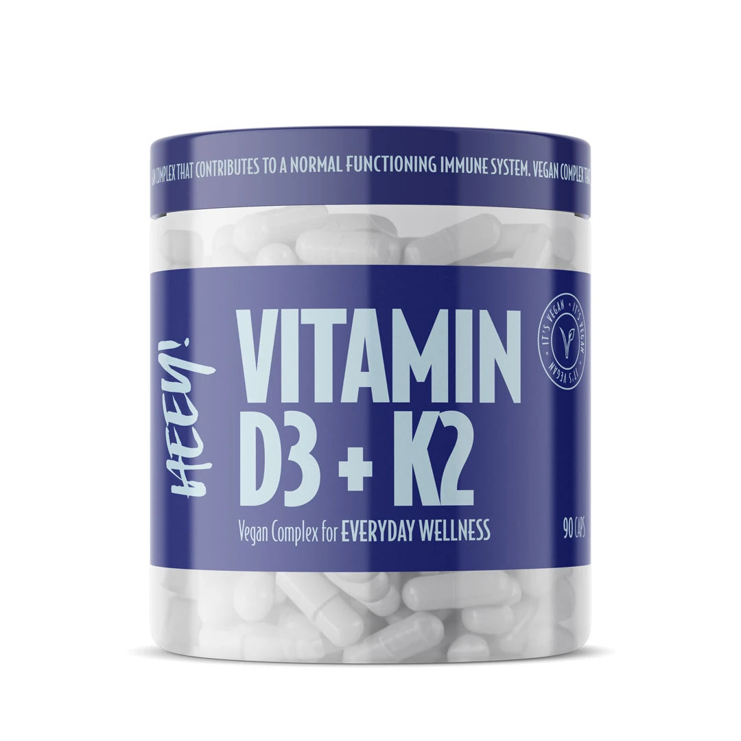 Heey! Vitamin D3/K2 + Superfruits 90 caps förpackad i en transparent burk med blå etikett och vita kapslar.