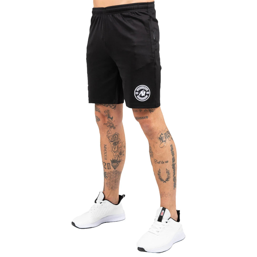Gorilla Wear Vernon Track Shorts Black är svarta träningsshorts med normal passform och vit logotyp på vänster ben., bild 4 av 7