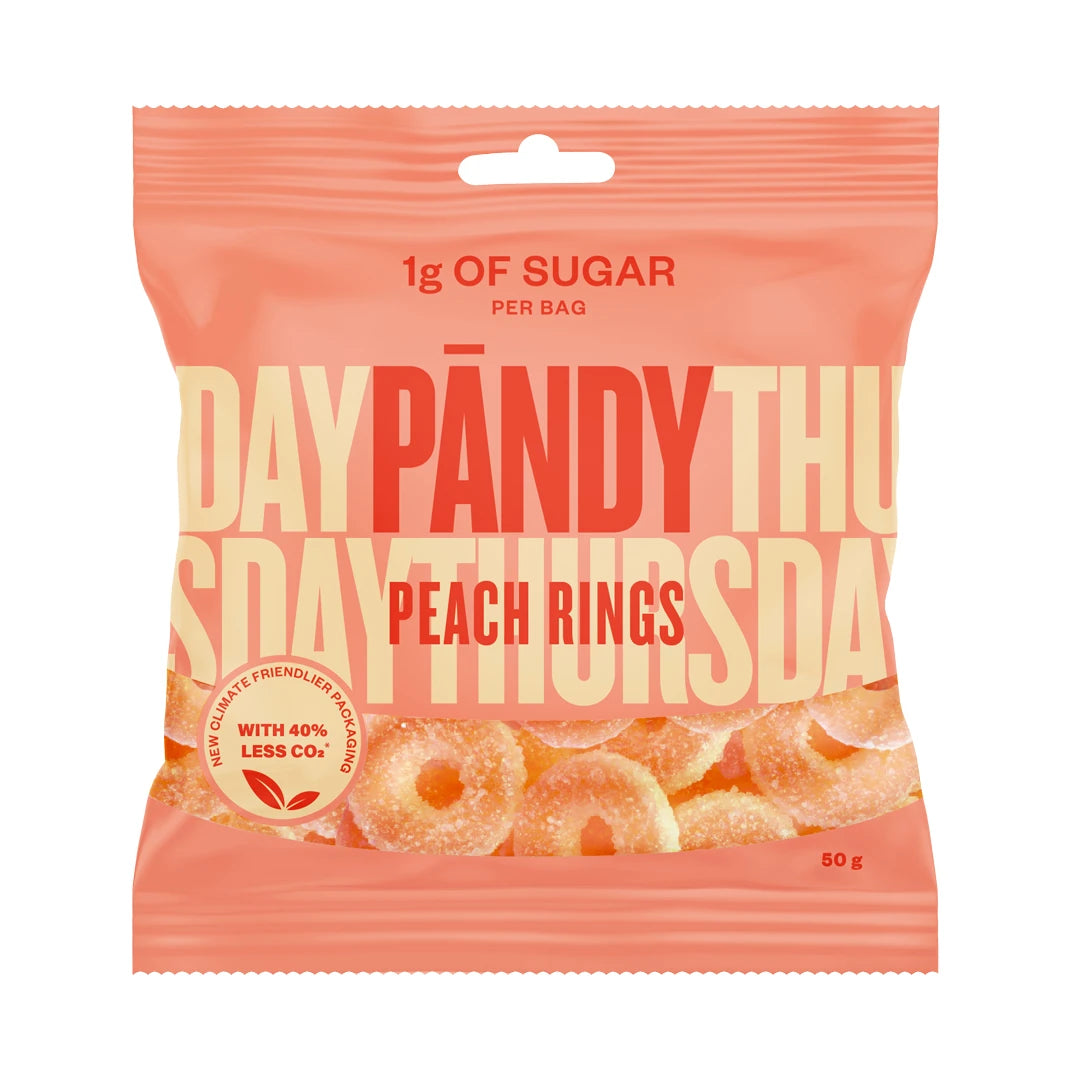 Pändy Candy Peach Rings 50 g i en persikofärgad påse fylld med sockerfria gelé- och skumringar.