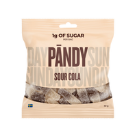 Pändy Candy Sour Cola 50 g syrliga colanappar i en ljus påse med brun text och transparent fönster.