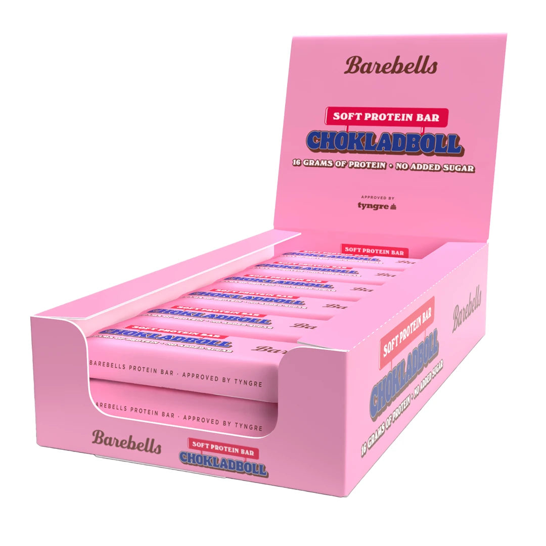 12 x Barebells Soft Bar 55 g Chokladboll i en rosa displaylåda fylld med proteinbars.