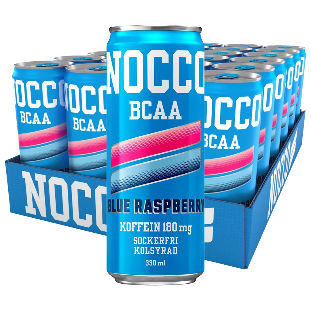 24 x NOCCO BCAA 330 ml Blue Raspberry i ett blått flak med matchande ljusblå burkar och rosa detaljer.