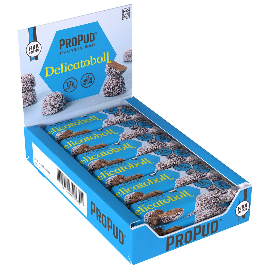 12 x NJIE ProPud Proteinbar 55 g Delicatoboll i en ljusblå och vit displaylåda.