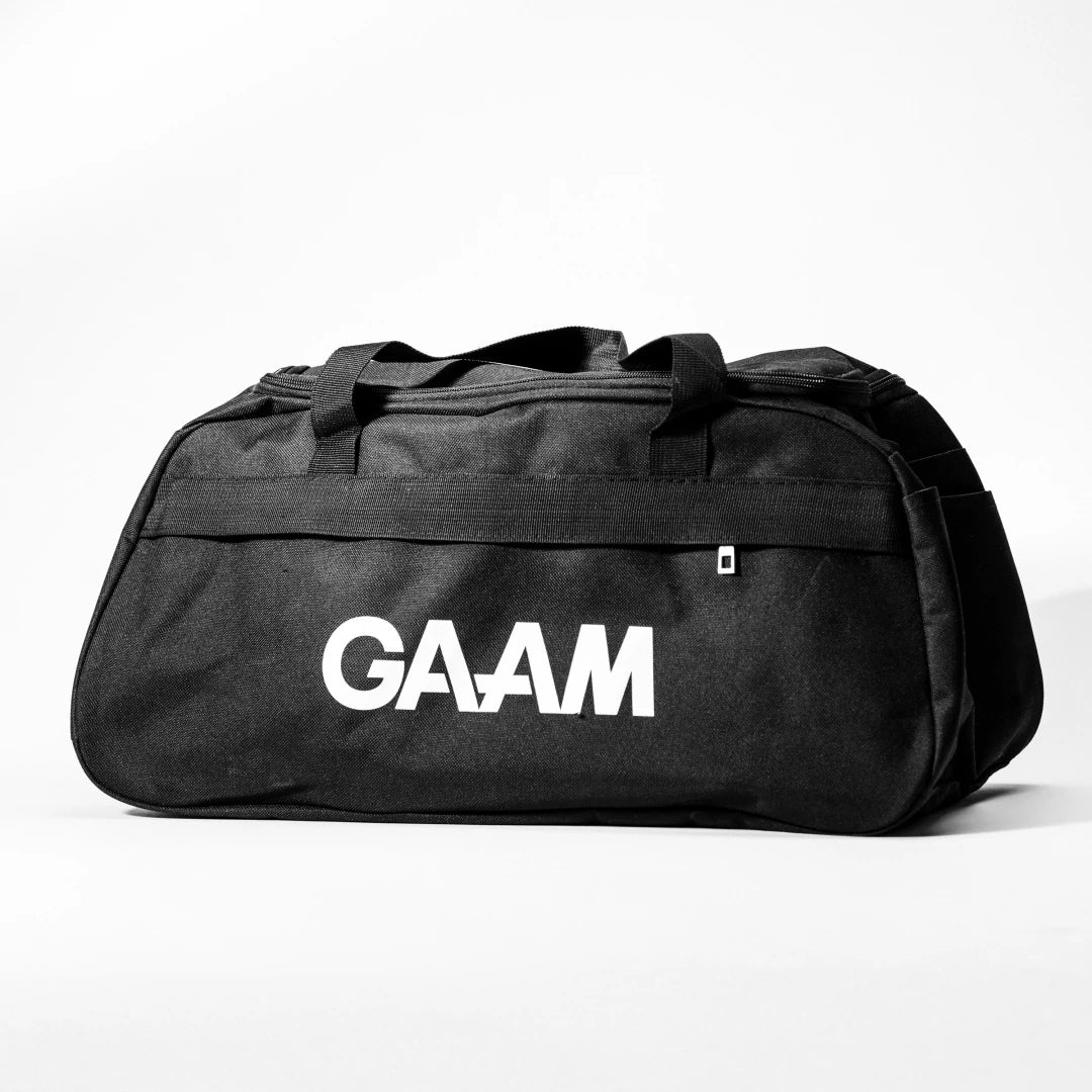 Svart GAAM Duffle Bag träningsväska med stor vit logotyp och praktiska bärhandtag., bild 1 av 1