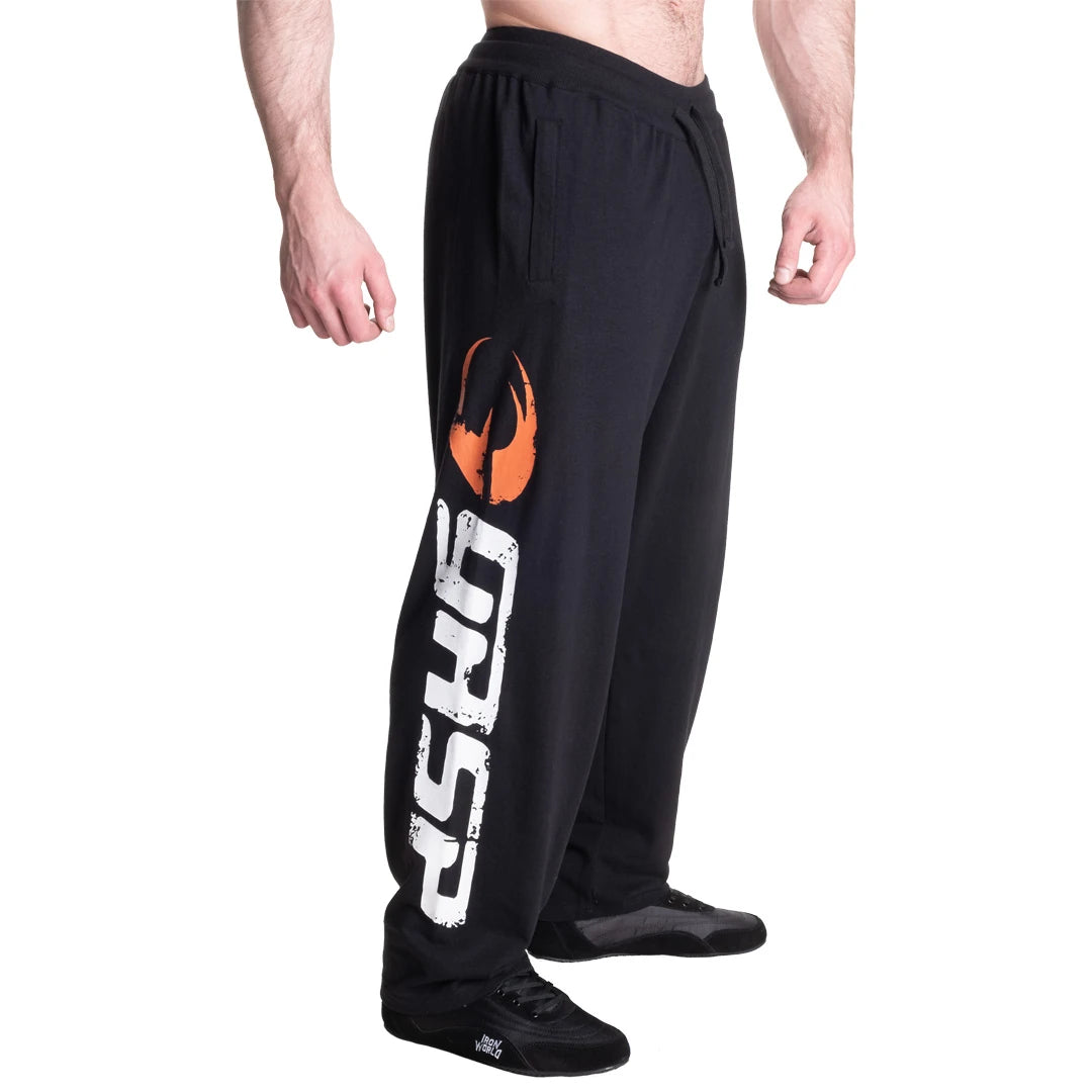GASP Sweatpants Black/White är svarta träningsbyxor med stort vitt och orange tryck längs högra benet., bild 6 av 6