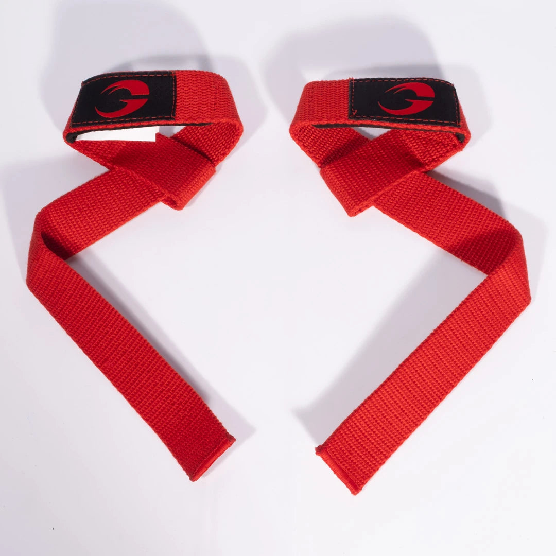 GASP Lifting straps Red/Black är ett par röda dragremmar i kraftig bomull med en svart logotyp.