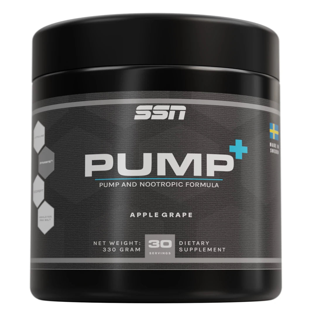 SSN PUMP+ 330 g PWO-pulver i en svart burk med grå etikett och ljusblå detaljer för smaken Apple Grape.