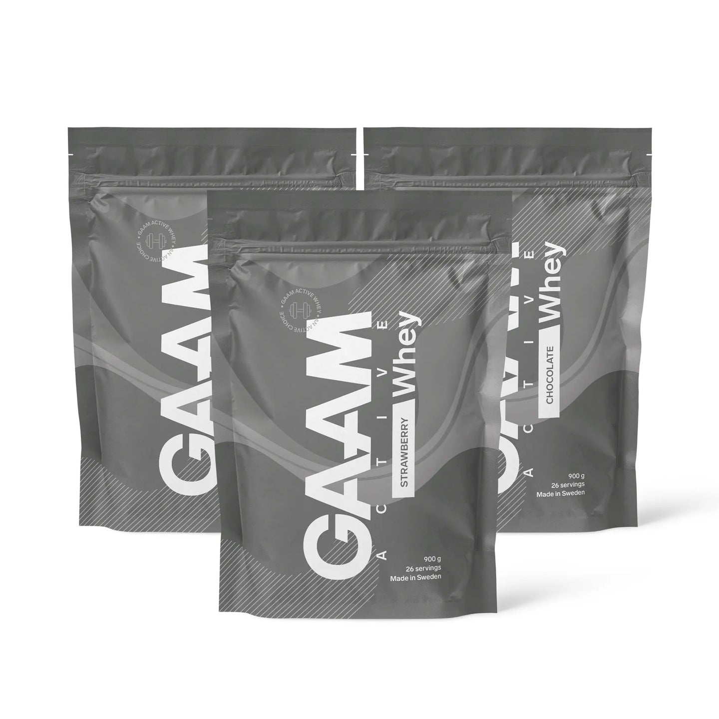 3 x GAAM Active Whey Proteinpulver 900 g i tre grå påsar med vita detaljer för olika smaker som Strawberry och Chocolate.