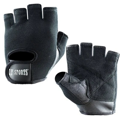 C.P. Sports Iron Glove Comfort Black är ett par svarta träningshandskar med kardborrespänne och vadderad insida.