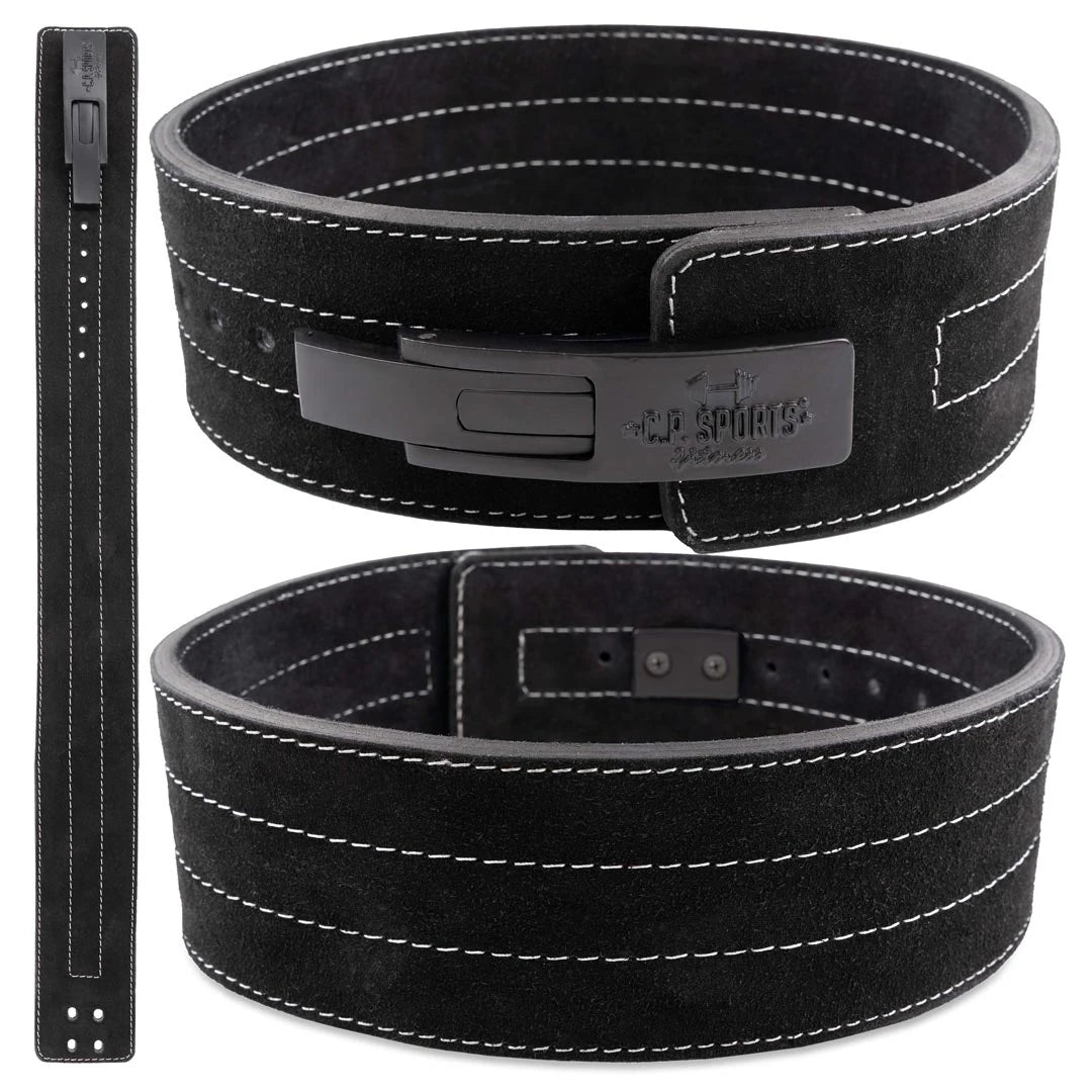 C.P. Sports Powerlifting Lever Belt Black, ett svart styrkebälte i läder med vita sömmar och ett robust snabbspänne.