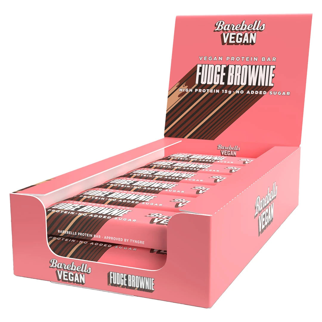 12 x Barebells Vegan Protein Bar 55 g Fudge Brownie i en rosa displaylåda fylld med proteinbars.