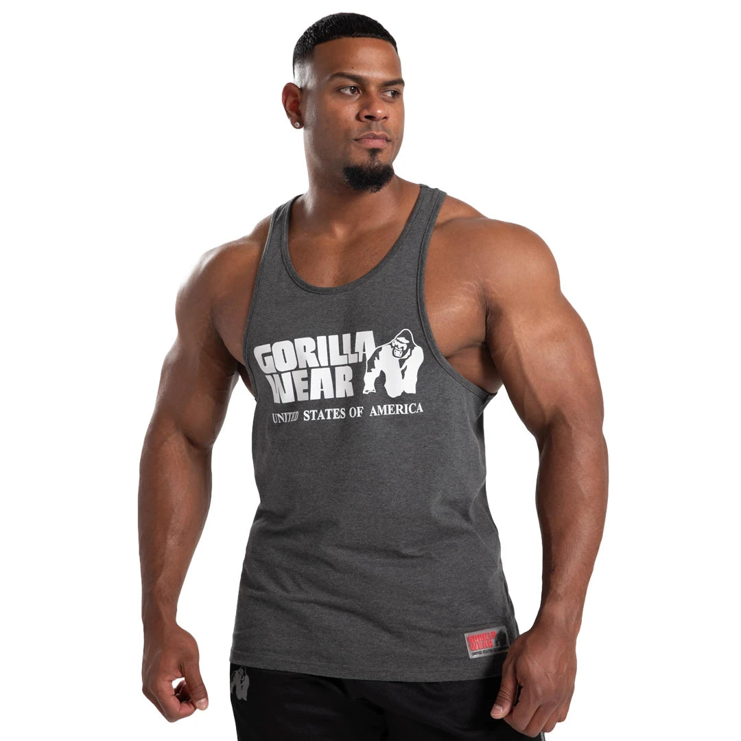 Gorilla Wear Classic Tank Top Dark Grey, ett mörkgrått brottarlinne i bomull med vitt logotyptryck på bröstet., bild 7 av 7