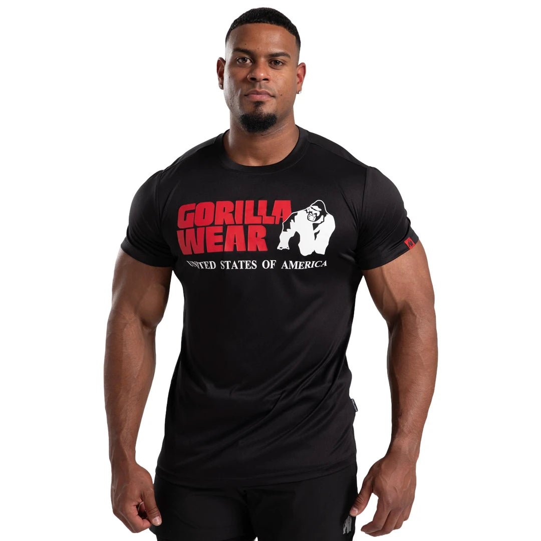 Gorilla Wear Classic Training T-Shirt Black i funktionsmaterial med stor röd och vit logotyp, buren av en man., bild 2 av 7