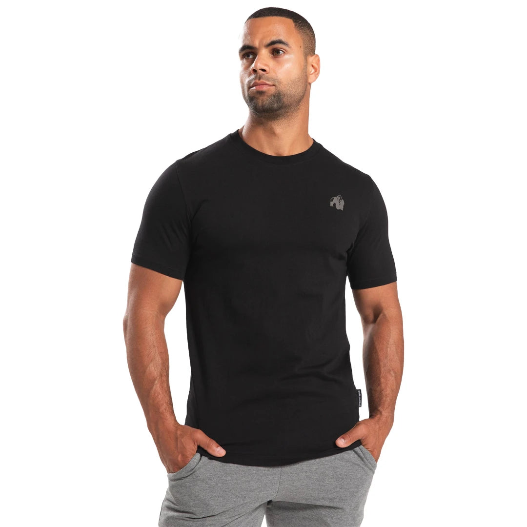 Gorilla Wear Oregon T-Shirt Black buren av en manlig modell, en svart tränings-t-shirt i ekologisk bomull.