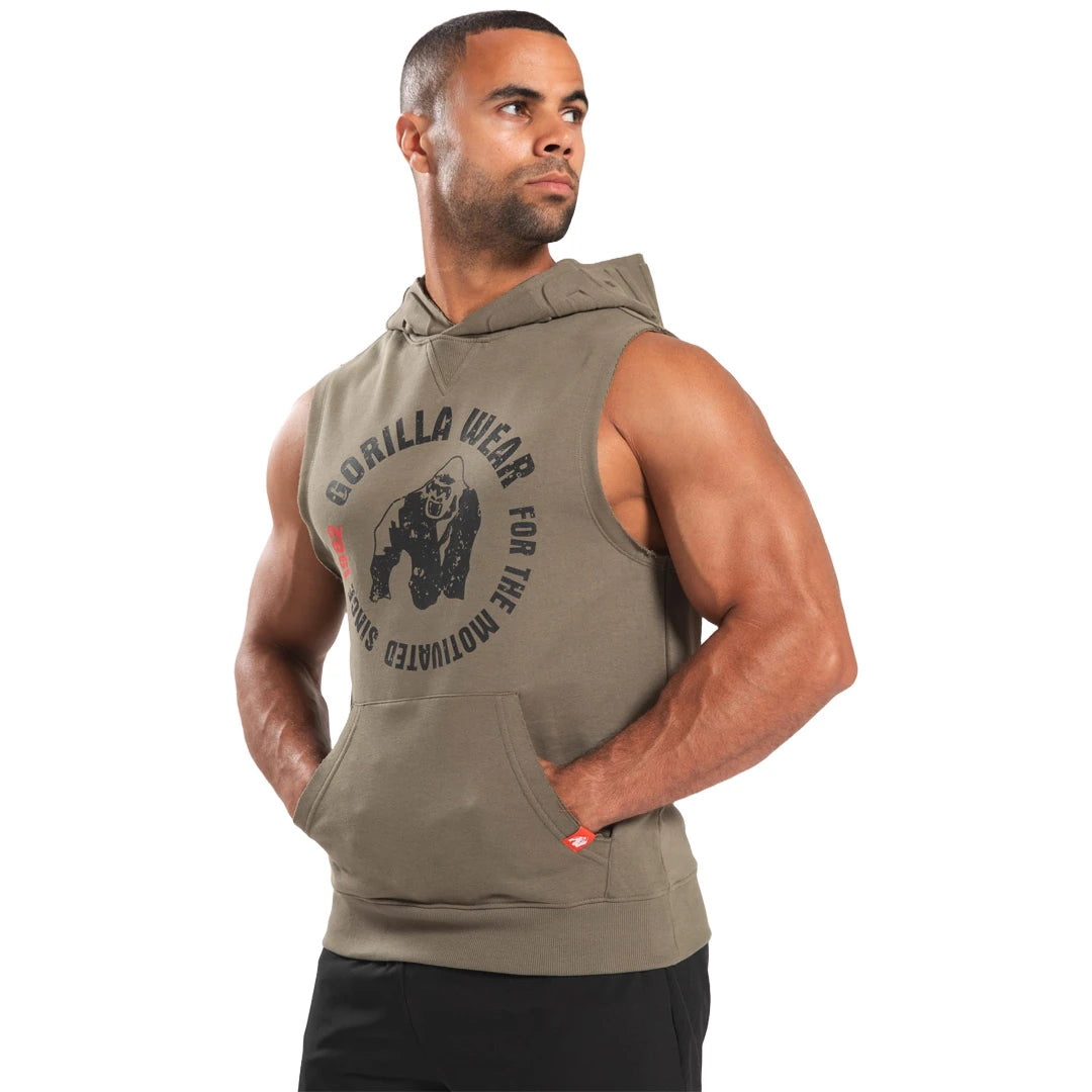 Gorilla Wear Marshall Sleeveless Hoodie Army Green buren av en man, med stort brösttryck, magficka och råa kanter., bild 7 av 8