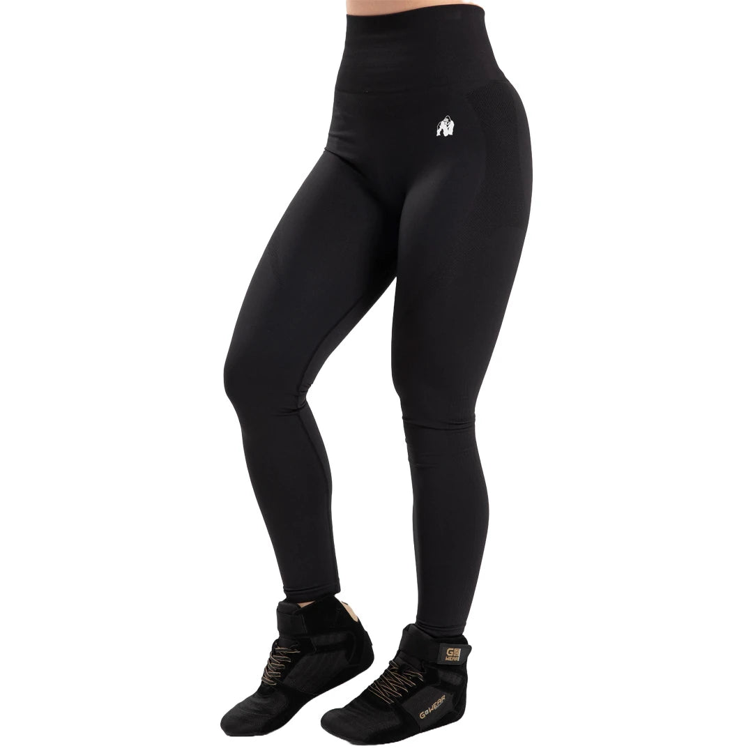 Gorilla Wear Olivia Seamless Leggings Black är svarta, sömlösa träningstights med hög midja och skulpterande passform.
