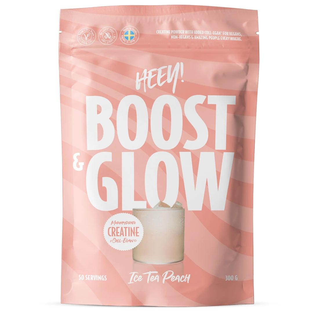 Heey! Boost & Glow Creatine + Coll-egan® 300 g i en rosa påse med vit text och ett glas dryck för smaken Ice Tea Peach.