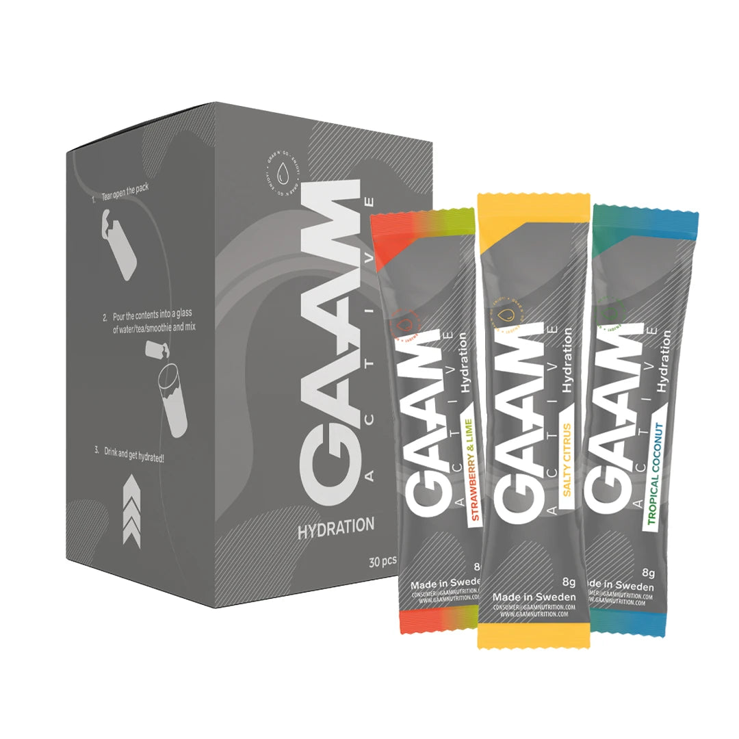 30 x GAAM Active Hydration 8 g Elektrolyter i en grå ask bredvid tre portionspåsar för olika smaker., bild 1 av 1