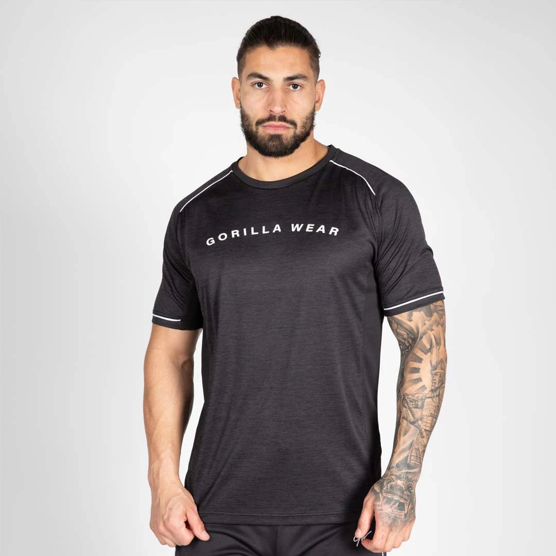 Gorilla Wear Fremont T-Shirt Black är en svart träningströja med vit logga och vita ränder i funktionsmaterial., bild 7 av 8