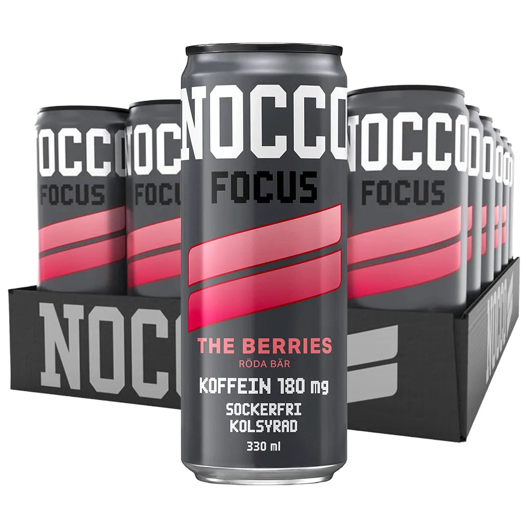 24 x NOCCO FOCUS 330 ml The Berries i ett svart flak med mörkgrå burkar med rosa detaljer.
