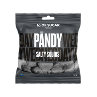 Pändy Candy 50 g Salty Squids i en mörkgrå godispåse som visar de sockrade saltlakritsbitarna.