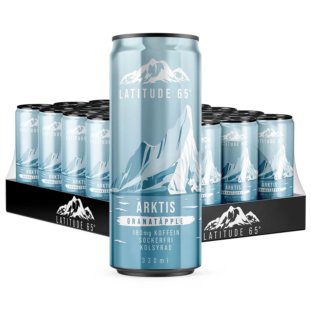 24 x Latitude 65 330 ml Arktis - Granatäpple energidryck i ett svart flak med isblå burkar och vitt bergsmotiv.